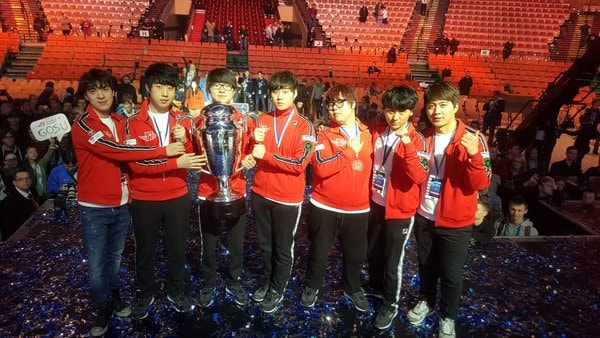 SKT T1‭ ‬poses with the cup