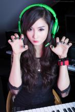 She's got claws. (from https://www.facebook.com/AlodiaGosiengfiao/photos/a.423935641746.223990.152138396746/10153300035956747/?type=3&theater)